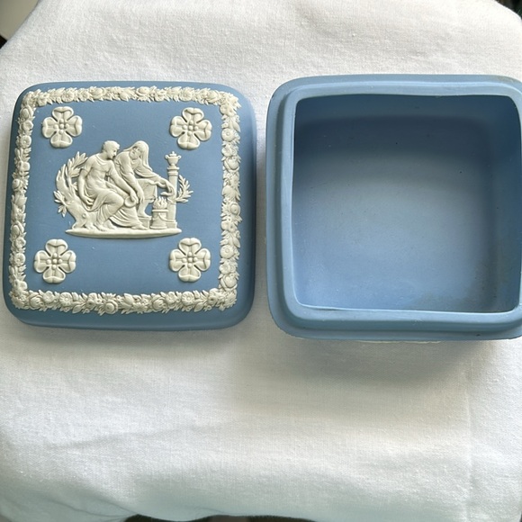 Wedgwood Blue Jasperware Square trinket box small. Vintage item. - Picture 6 of 7